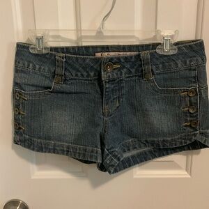 💛 3 for $15 Women’s jean shorts